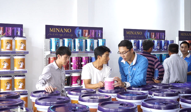 Nhân viên công ty tư vấn sơn cho khách hàng nhân dịp khai trương chi nhánh tại Hưng Yên