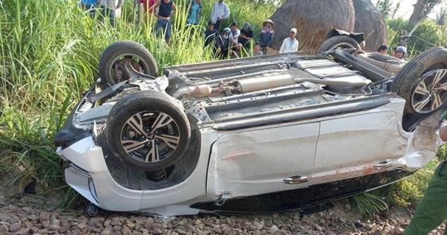 Vụ tai nạn khiến chiếc ô tô 7 chỗ bị hư hỏng nặng