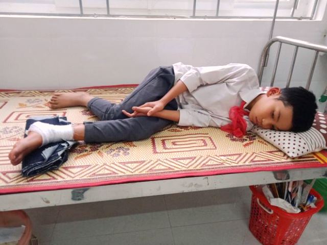 Một em nhỏ bị vọoc tấn c&ocirc;ng phải v&agrave;o trạm x&aacute; x&atilde; Hướng Lập kh&acirc;u vết thương