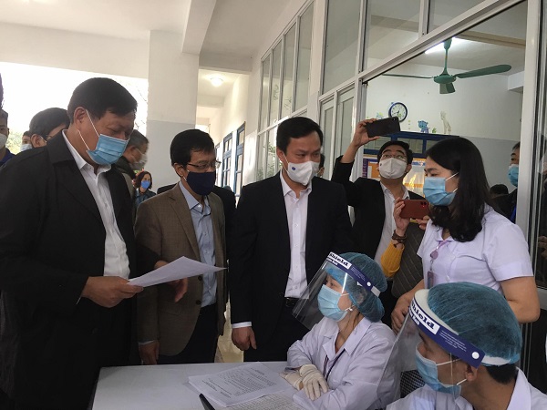Thứ trưởng Y tế Đỗ Xuân Tuyên tại buổi triển khai khai tiêm tiêm vắc xin COVID-19 tại Trung tâm y tế TP. Hải Dương