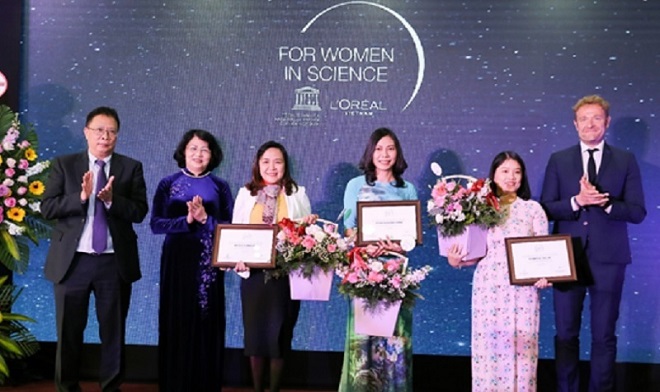 hó Chủ tịch nước Đặng Thị Thị Ngọc Thịnh và Ban tổ chức trao giải cho ba nhà khoa học nữ tại Lễ trao giải L’Oreal - UNESCO For Women in Science năm 2019.