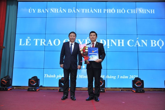 Phó Chủ tịch UBND TPHCM trao quyết định cho PGS-TS Nguyễn Thanh Hiệp