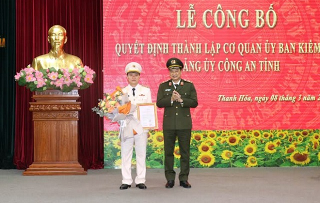 Thiếu tướng Trần Phú Hà, Giám đốc Công an tỉnh trao quyết định thành lập Cơ quan Ủy ban kiểm tra Đảng ủy Công an tỉnh.