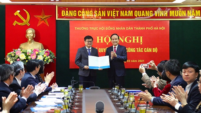 Chủ tịch HĐND thành phố Nguyễn Ngọc Tuấn trao Quyết định bổ nhiệm cho ông Trương Việt Dũng làm Chánh Văn phòng Đoàn ĐBQH và HĐND thành phố Hà Nội