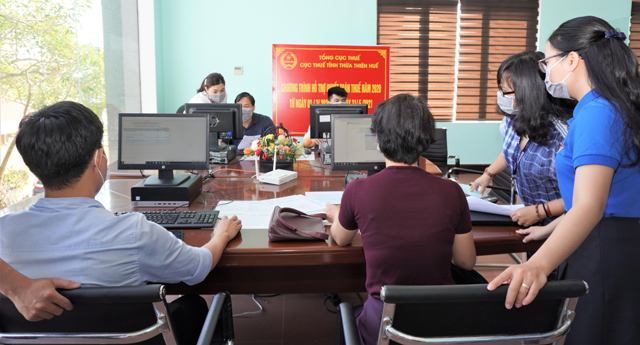 Người nộp thuế đang được hỗ trợ tư vấn quyết to&aacute;n thuế