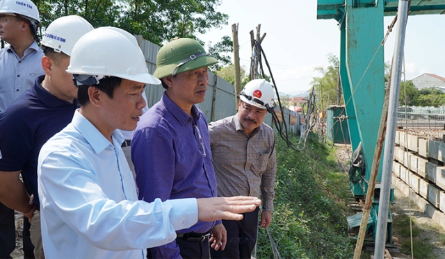 Đoàn công tác do Thứ trưởng Lê Đình Thọ dẫn đầu đang kiểm tra thực địa