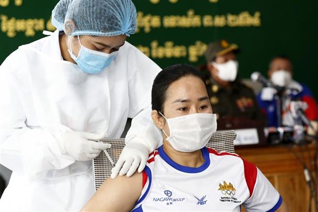 Tiêm chủng vaccine ngừa COVID-19 tại Phnom Penh, Campuchia, ngày 2/3/2021. (Ảnh: THX/TTXVN)