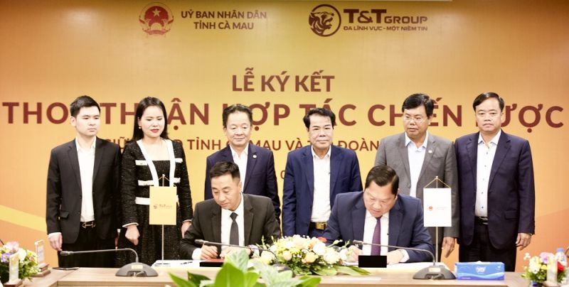 Ông Nguyễn Anh Tuấn - Phó Tổng Giám đốc Tập đoàn T&T Group và ông Lâm Văn Bi, Phó Chủ tịch UBND tỉnh Cà Mau ký kết thỏa thuận hợp tác chiến lược.