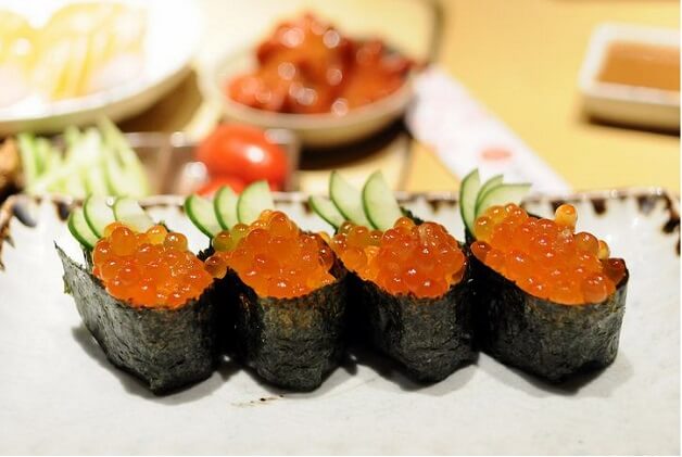 Sushi trứng cá hồi của Nhật Bản. (Ảnh minh họa)
