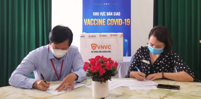 CDC Đà Nẵng ký biên bản tiếp nhận 100 liều vắc-xin ngừa Covid-19 đầu tiên từ VNVC Đà Nẵng sáng 11/3.