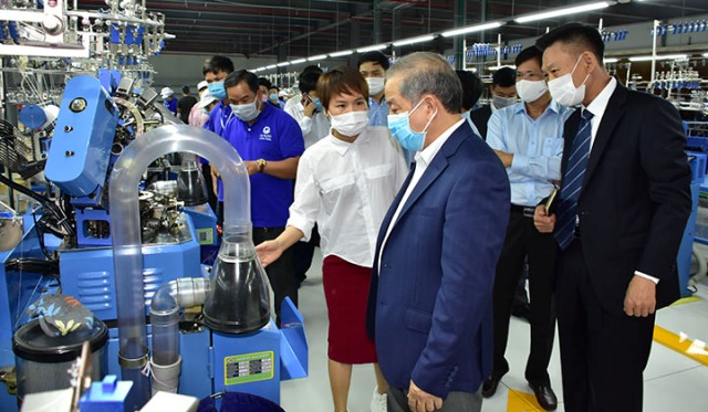Chủ tịch UBND tỉnh Phan Ngọc Thọ thăm Nhà máy dệt Sunjin AT& C Vina