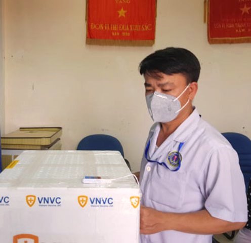 Nhân viên CDC Đà Nẵng kiểm tra nhiệt độ bảo quản vắc-xin trước khi tiếp nhận