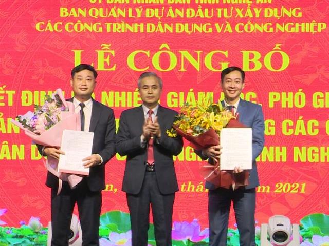 Ông Lê Ngọc Hoa - Phó Chủ tịch UBND trao quyết định bổ nhiệm và tặng hoa chúc mừng 2 đồng chí mới được bổ nhiệm