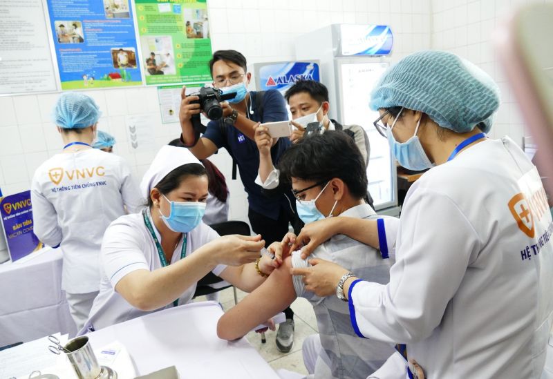 Bộ Y tế đồng thời khuyến khích tất cả các doanh nghiệp có đủ điều kiện, tiếp cận, đàm phán với các đối tác cung cấp vaccine phòng COVID-19 khác trên thế giới để nhập khẩu vaccine về sử dụng trong nước. - Ảnh: VGP/Nguyễn Kim