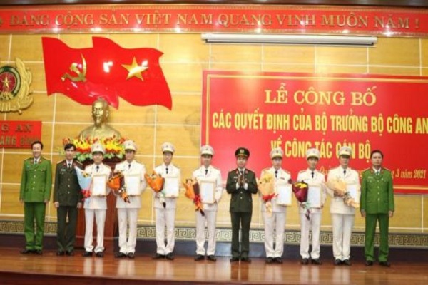 Ban Giám đốc Công an Quảng Bình trao quyết định và tặng hoa chúc mừng 7 đồng chí vừa được điều động, bổ nhiệm giữ các chức vụ chủ chốt ngành công an tỉnh nhà