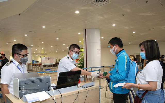 Các hãng hàng không chịu trách nhiệm tổ chức việc kiểm soát khai báo y tế của hành khách
