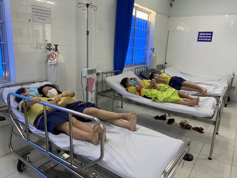 Các em học sinh đang nằm điều trị tại Bệnh viện Lê Lợi