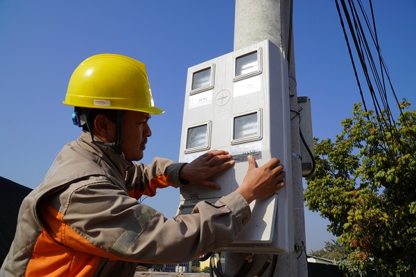 Công nhân Điện lực TX Quảng Yên dán tem chuẩn hóa thông tin khách hàng