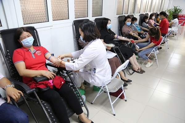 Chương trình thu hút được gần 800 tình nguyện viên đến tham gia hiến máu