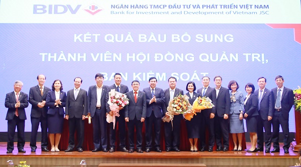 Ban Lãnh đạo BIDV chúc mừng các thành viên mới của HĐQT và Ban Kiểm soát BIDV