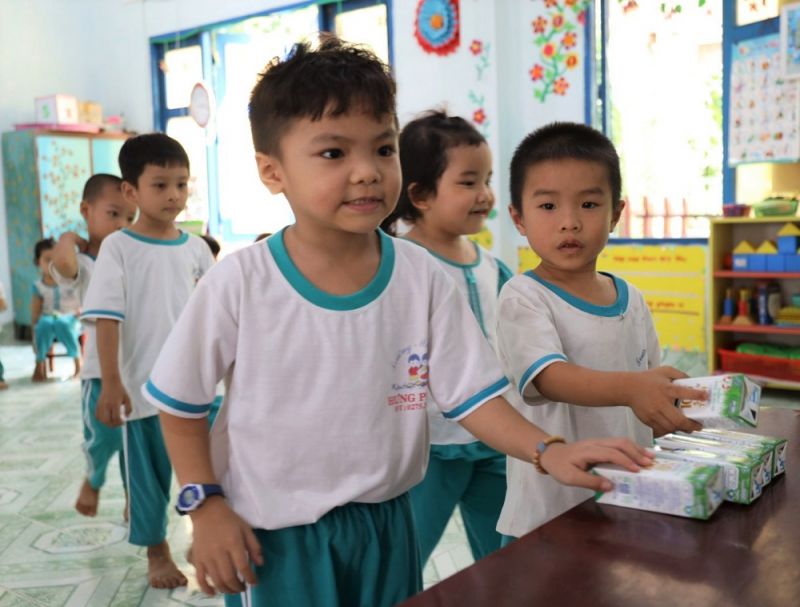 Trong 2 năm học vừa qua, giờ uống Sữa học đường Vinamilk là giờ học đặc biệt mà các em học sinh trường Mẫu giáo Hưng Phong háo hức chờ đợi.