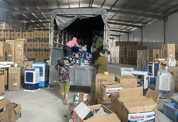 Đột kích tổng kho hàng lậu cực lớn tại Hưng Yên