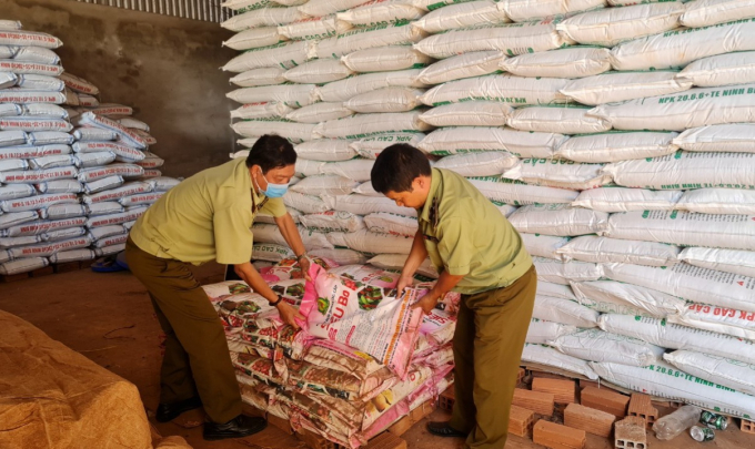 Gia Lai: Bắt quả tang cơ sở bày bán gần 1 tấn phân bón hết hạn sử dụng