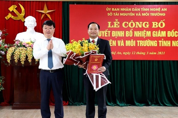 Chủ tịch UBND tỉnh Nghệ An Nguyễn Đức Trung trao quyết định và tặng hoa chúc mừng tân Giám đốc Sở TN&MT Hoàng Quốc Việt