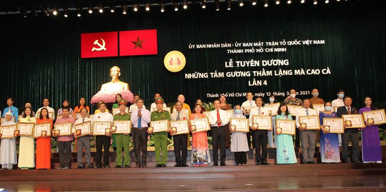 Bí thư Thành ủy TPHCM Nguyễn Văn Nên tặng bằng khen và huy hiệu cho những tấm gương thầm lặng mà cao cả tại buổi lễ