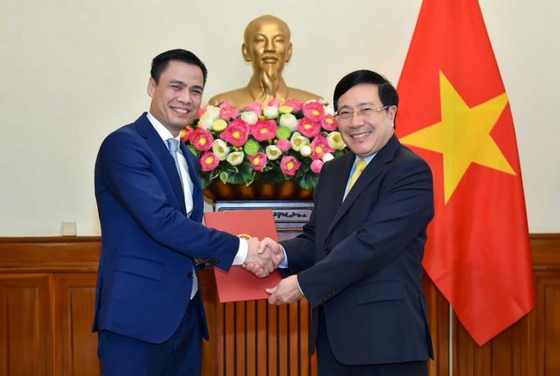 Phó Thủ tướng Phạm Bình Minh trao quyết định cho tân Thứ trưởng Đặng Hoàng Giang