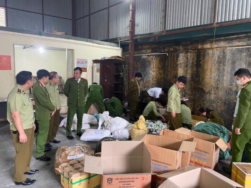Lực lượng QLTT Hà Nam: Bắt quả tang cơ sở đang gia công, đóng gói lượng lớn thuốc đông y gia truyền nghi giả