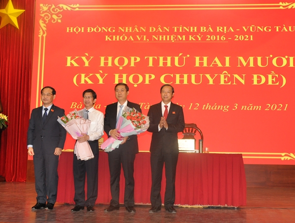 Ông Nguyễn Văn Thọ, Chủ tịch UBND tỉnh BR-VT (bìa phải) và ông Mai Ngọc Thuận Phó CT HĐND tỉnh BR-VT tặng hoa chúc mừng 2 ủy viên UBND tỉnh.
