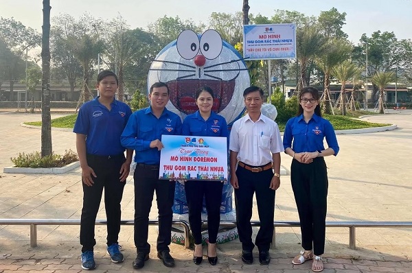 Bình Dương: Trao tặng mô hình Doremon thu gom rác thải nhựa