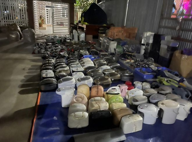 Rất nhiều nồi cơm điện và thiết bị điện tử nghi nhập lậu được Công an phát hiện tại nhà ông Nguyễn Văn Phương