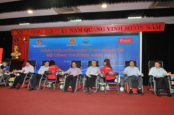 Cán bộ công nhân viên chức Bộ Công Thương hiến tặng 276 đơn vị máu