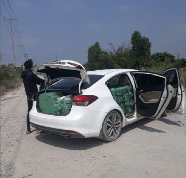 QLTT Long An bàn giao 2 đối tượng vận chuyển trên 7.000 bao thuốc lá điếu nhập lậu cho cơ quan Công an