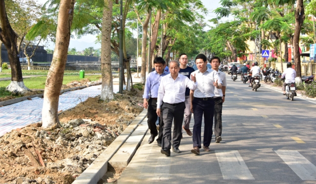 ... tại dự án đường đi bộ quanh Đại Nội- Huế