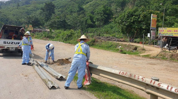 Nhân viên VEC rào lại một điểm mở hộ lan trái phép trên cao tốc Nội Bài - Lào Cai