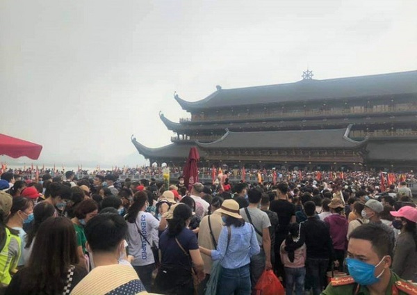 Hàng vạn người đến chùa Tam Chúc trong bối cảnh dịch COVID-19 vẫn có thể bùng phát