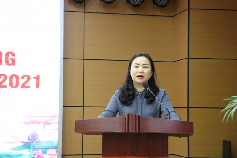 Bà Vi Ngọc Bích, Ủy viên Ban Thường vụ, Trưởng Ban Tuyên giáo Tỉnh ủy Quảng Ninh phát biểu tại hội nghị.