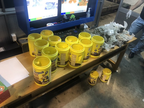 Hải quan Tân Sơn Nhất bắt giữ gần 6kg nghi ma túy cất giấu trong lô hàng quà biếu