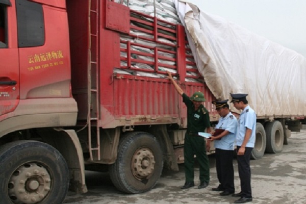 Cán bộ hải quan và bộ đội biên phòng Lào Cai giám sát hàng hóa xuất nhập khẩu.