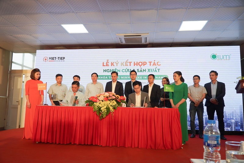 Đại diện Công ty Khóa Việt - Tiệp và Nhà thông minh Lumi tiến hành ký kết hợp tác