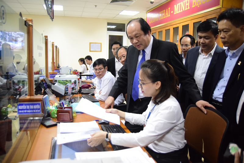 Bộ trưởng, Chủ nhiệm VPCP Mai Tiến Dũng, Tổ trưởng Tổ công tác của Thủ tướng, kiểm tra hoạt động của bộ phận một cửa tại UBND quận Hoàn Kiếm, Hà Nội.
