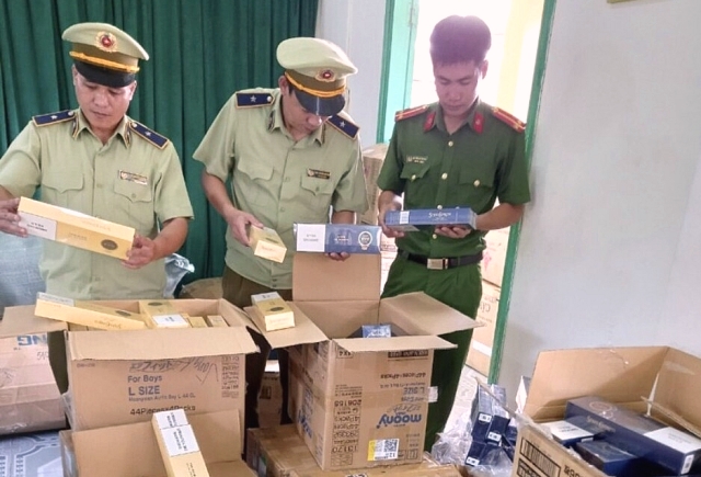 Phú Yên: Chặn đứng xe ô tô vận chuyển 10.000 bao thuốc lá nhập lậu