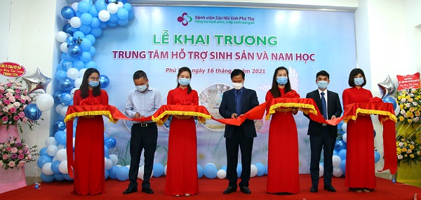 Lãnh đạo Sở Y tế, Bệnh viện Đại học Y Hà Nội và Bệnh viện Sản Nhi cắt băng khai trương Trung tâm hỗ trợ sinh sản và Nam học