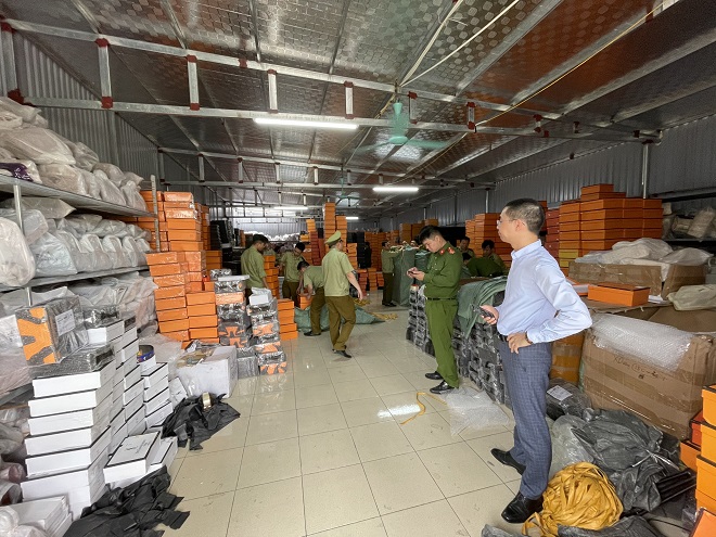 Lực lượng QLTT: Phát hiện kho hàng chứa hàng chục nghìn sản phẩm túi sách nhái
