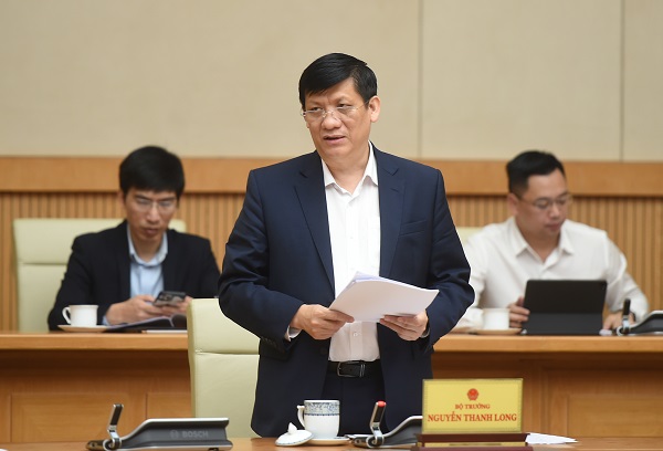 Theo Bộ trưởng Bộ Y tế Nguyễn Thanh Long, nguồn cung ứng vaccine ngừa COVID -19 nhập khẩu còn hạn chế và vaccine trong nước dự kiến phải tới quý IV mới có. Ảnh: Quang Hiếu