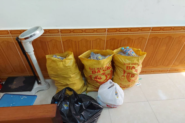 Trường Tiểu học Quang Trung đã thu hồi gần 200 chai và vỏ chai nước ngọt rồi bàn giao cho cơ quan chức năng kiểm tra, làm rõ nguồn gốc xuất xứ sản phản
