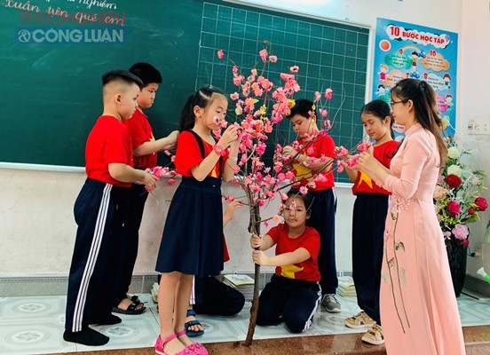 Giáo viên Trường Tiểu học Nguyễn Thái Học, TP.Vũng Tàu hướng dẫn các em học sinh trang trí hoa đào ngày Tết trong giờ trải nghiệm